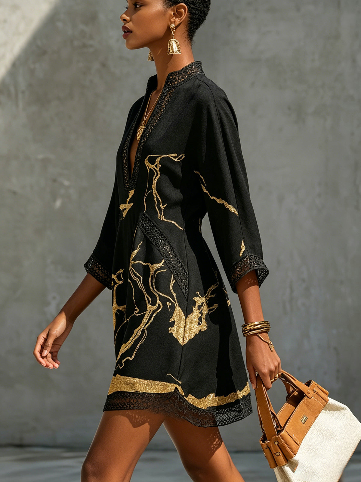 Robe courte noire à imprimé marbre doré