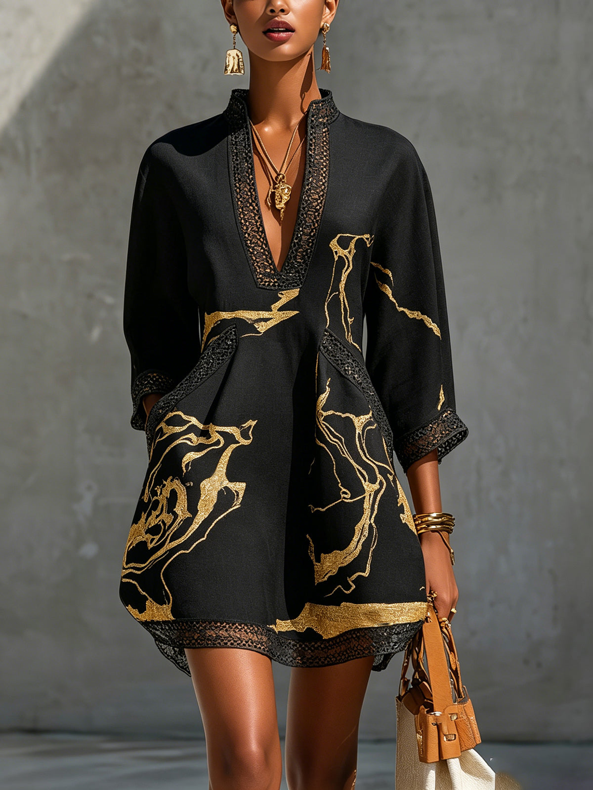 Robe courte noire à imprimé marbre doré