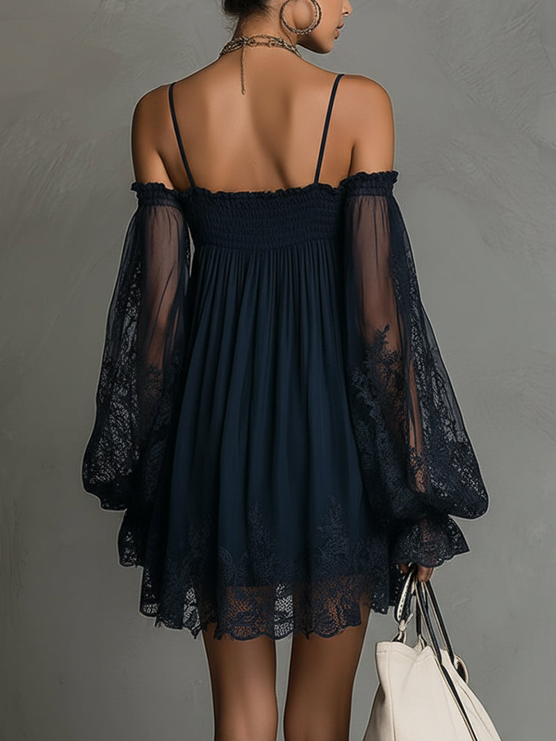 Une robe courte et fluide à manches en dentelle