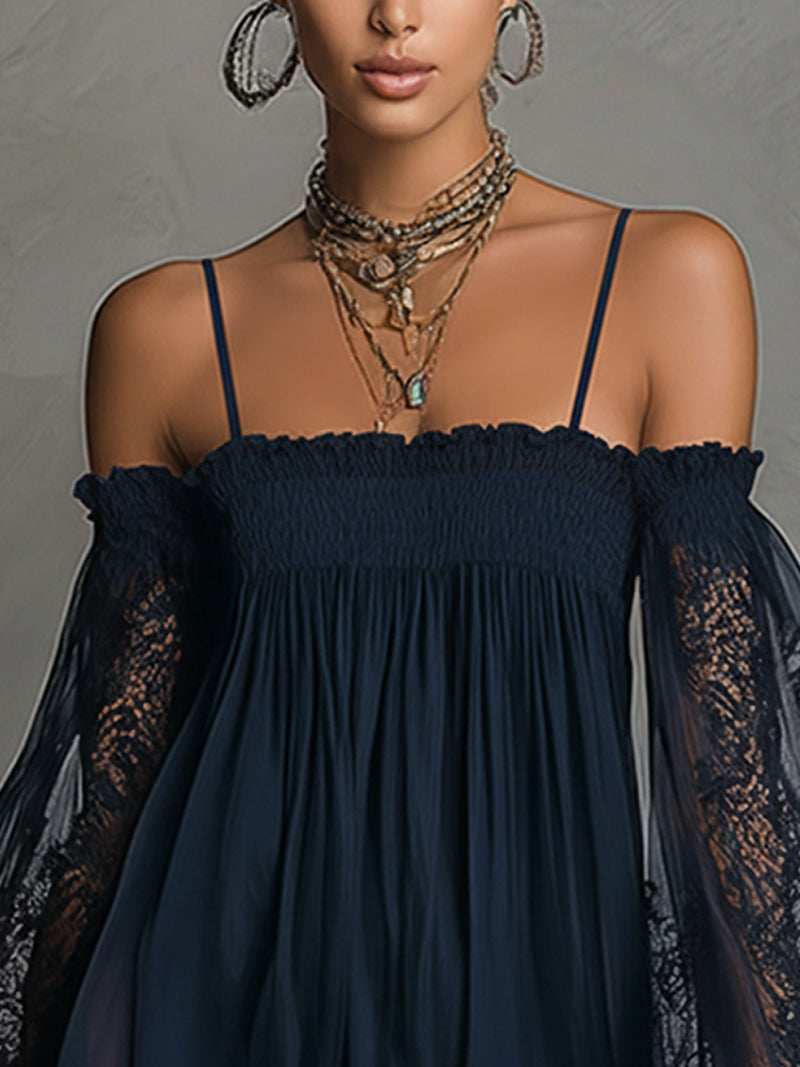 Une robe courte et fluide à manches en dentelle
