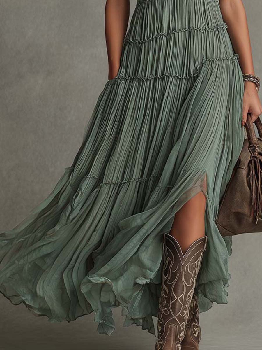 Robe longue plissée en mousseline vert sauge à col en V