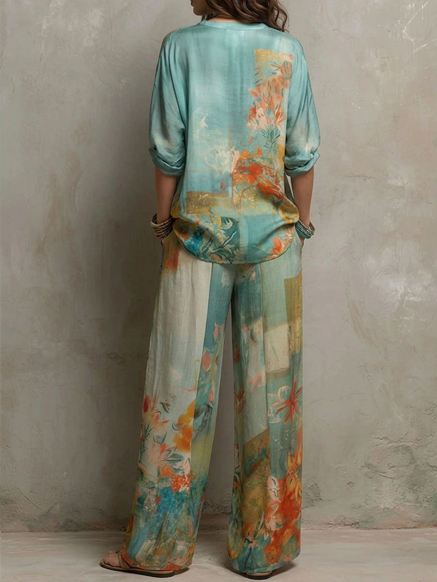 Tenue élégante avec imprimé floral et pantalon à jambes larges.